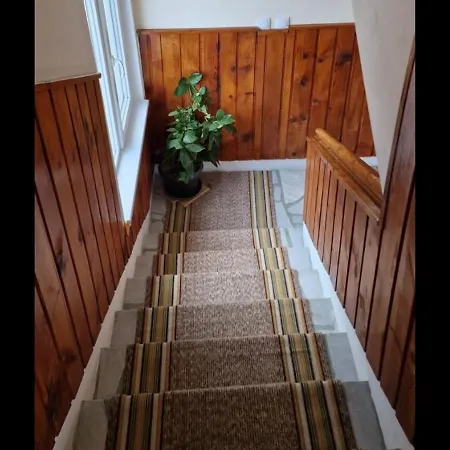 бащината къща Apartman *